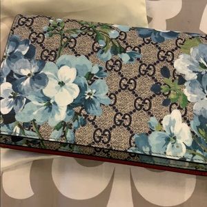 Gucci clutch blue blooms